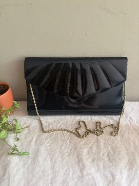 1970's Patent Leather Scallop Fan Detail Black Clutch w Gold Chain Strap